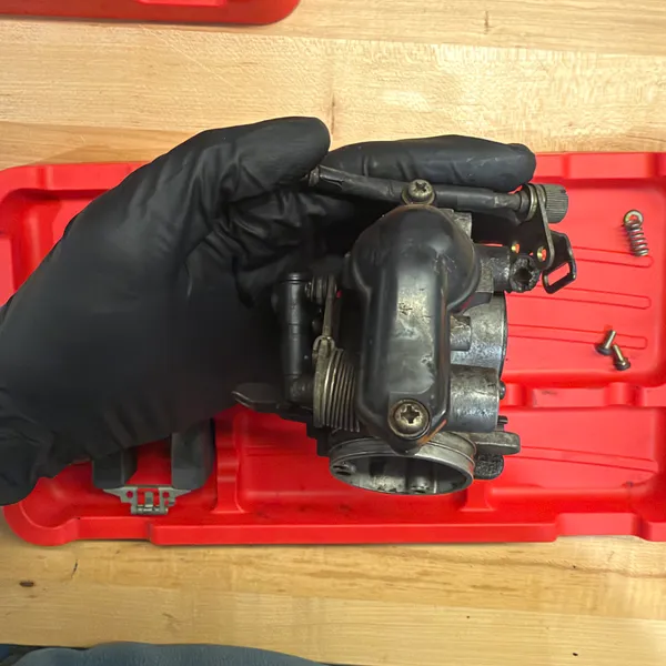 Top of the primary with the vent fitting. Small screws on the tray are from the cover.