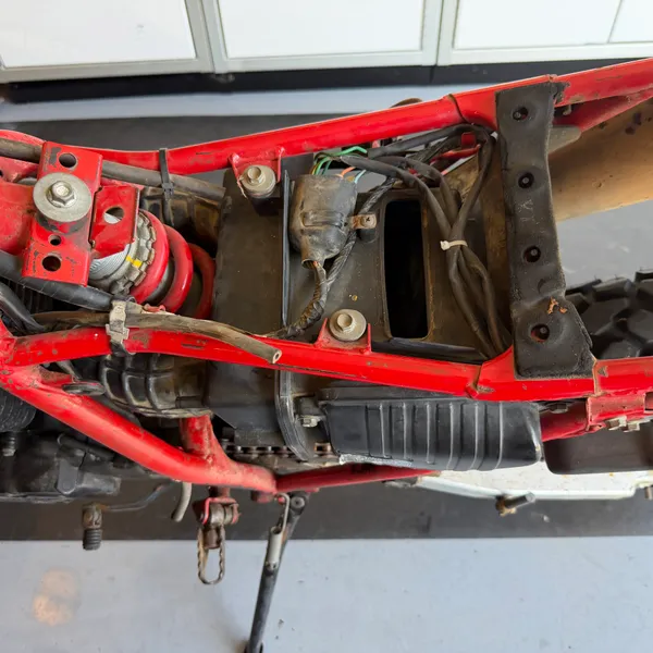 Rear of the airbox and the top shock mount area. Mud, but everything is where Honda put it.