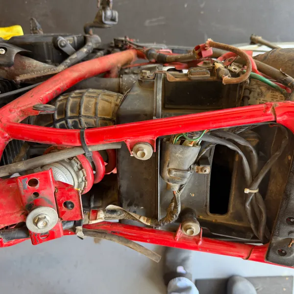 Looking down the backbone from the steering head. Harness and the airbox inlet. The gap in the middle is where the tank's rear mount sits.