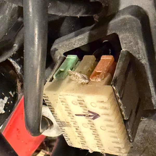 Same arrow, same connector, from the side. Pins are green with corrosion.